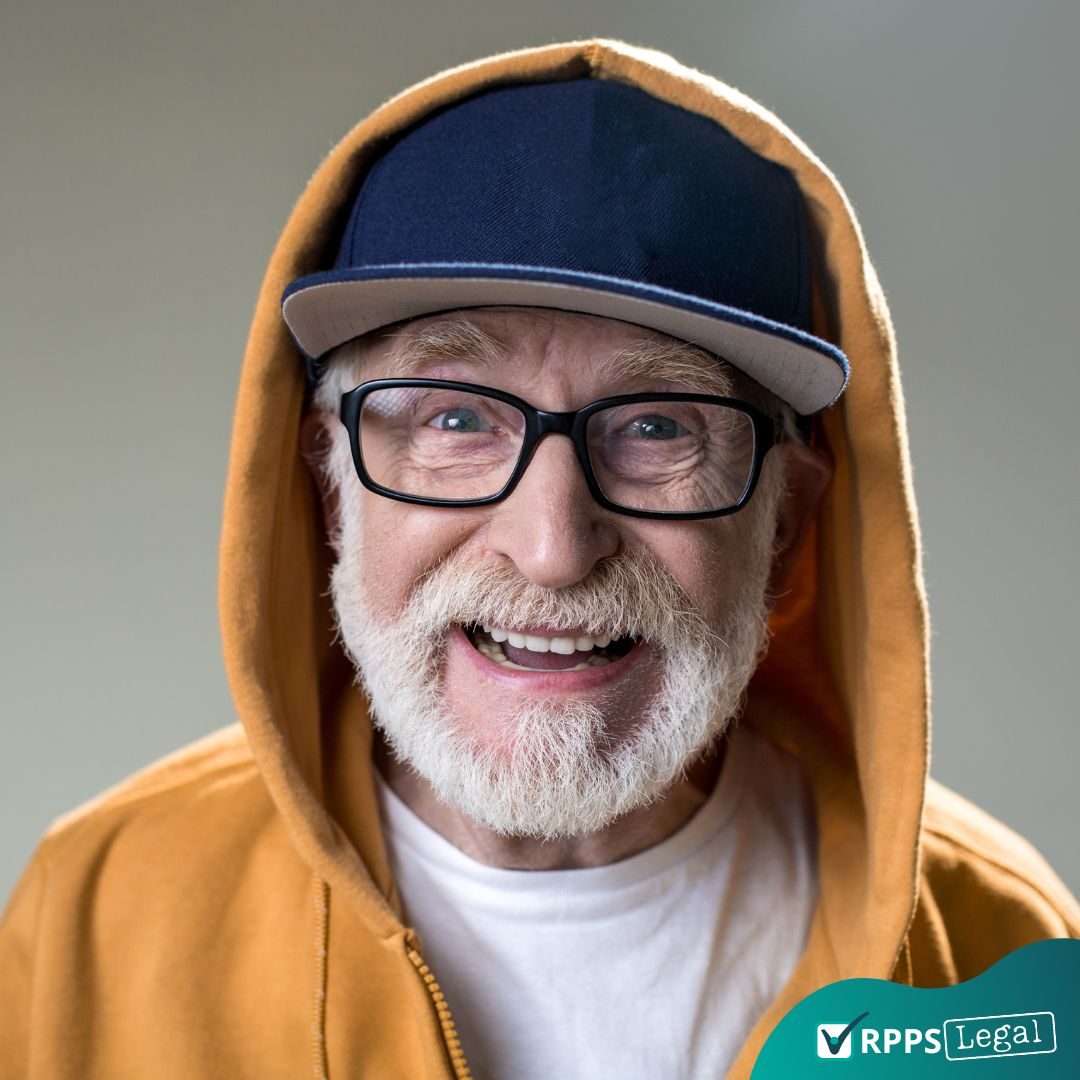 aposentado-idoso-capuz-oculos