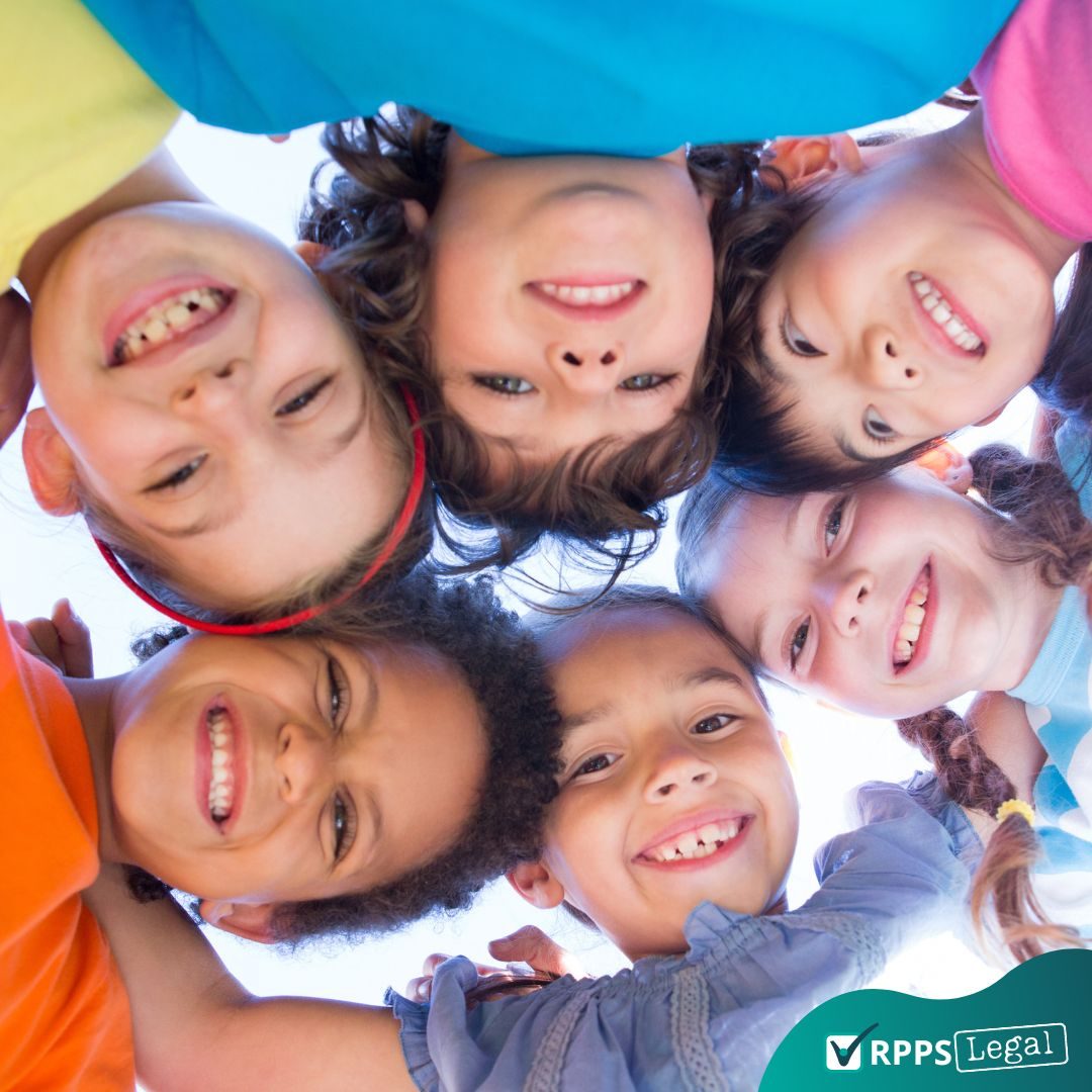 criancas-felizes-ciranda-abraços-amigos