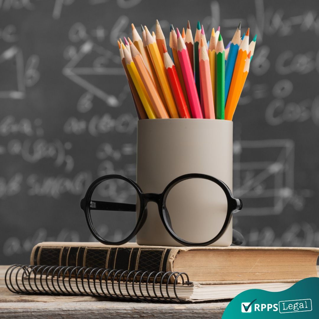 escola-mesa-oculos-lapis-de-cor-lousa-livro